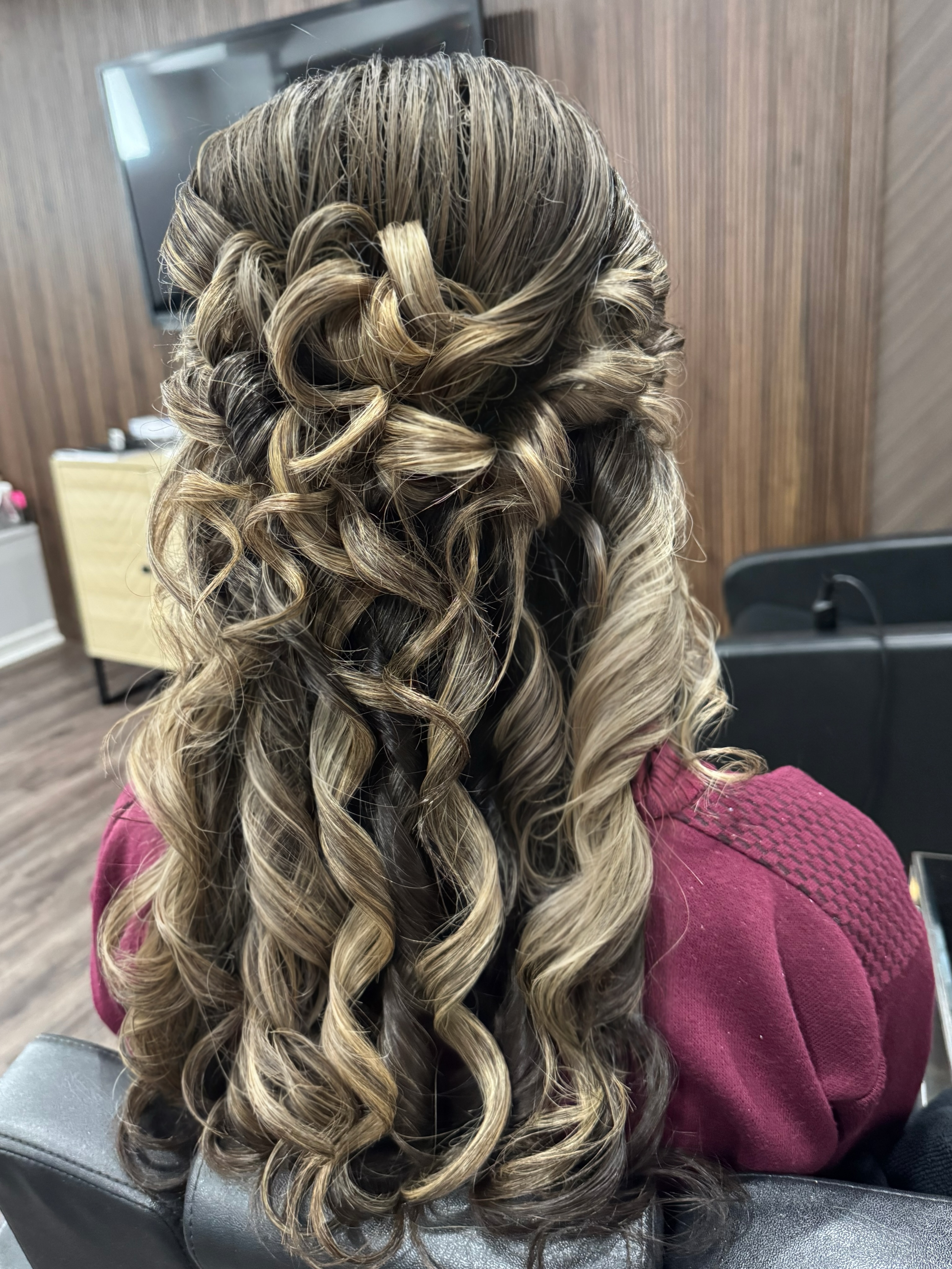 Curly half-up style by Fefe Artist
